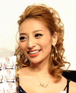 加藤紗里が結婚　「欲しいものを沢山買ってくれたから好きになった」「結局はお金だよ」などドストレート回答