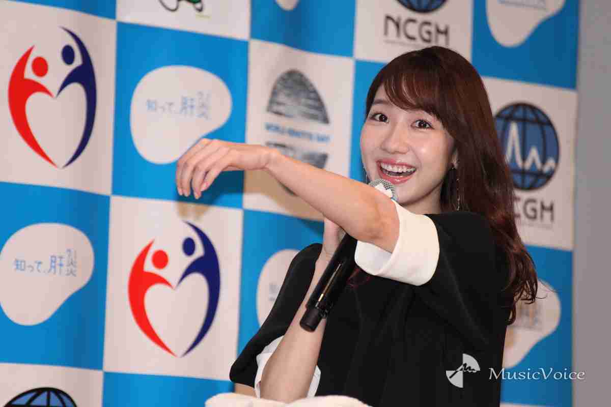 柏木由紀が公開採血、注射苦手も「痛くない!」 肝炎ウイルス検査呼びかけ