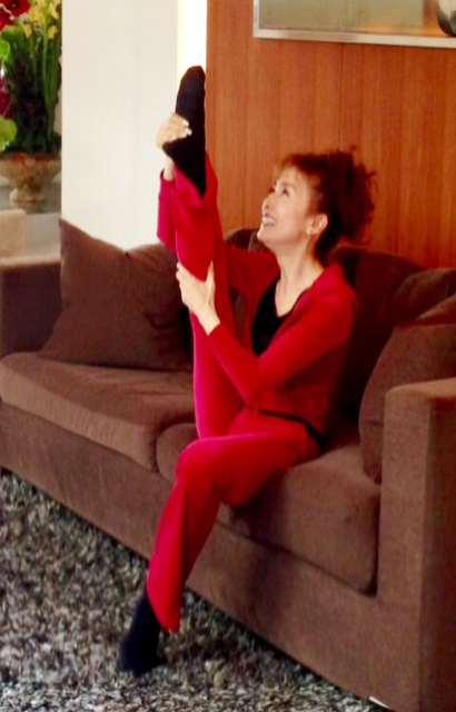 小柳ルミ子、“お風呂で足を洗うとき”のポーズに驚きの声「うっとりするほど美しい」