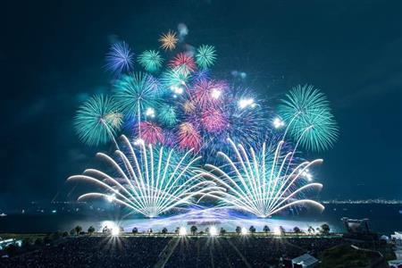 世界初のクイーン公認花火大会が開催（サンケイスポーツ） - Yahoo!ニュース