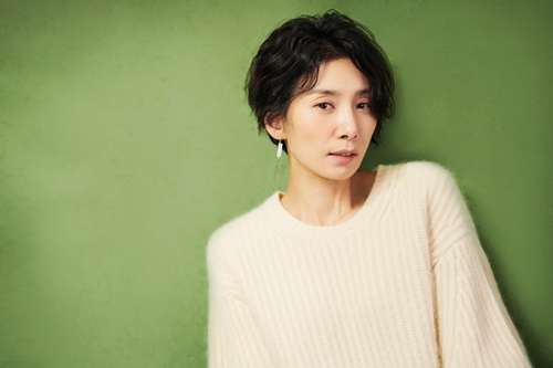 橋本環奈専用車両が登場！一般公募の秀逸コピーに囲まれて