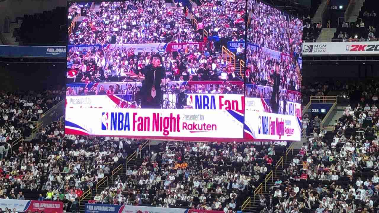 【NBA Japan Games 2019】 上杉昇 (WANDS) 世界が終わるまでは... スラムダンク - YouTube