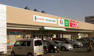 スーパーの店員さんに質問するトピ