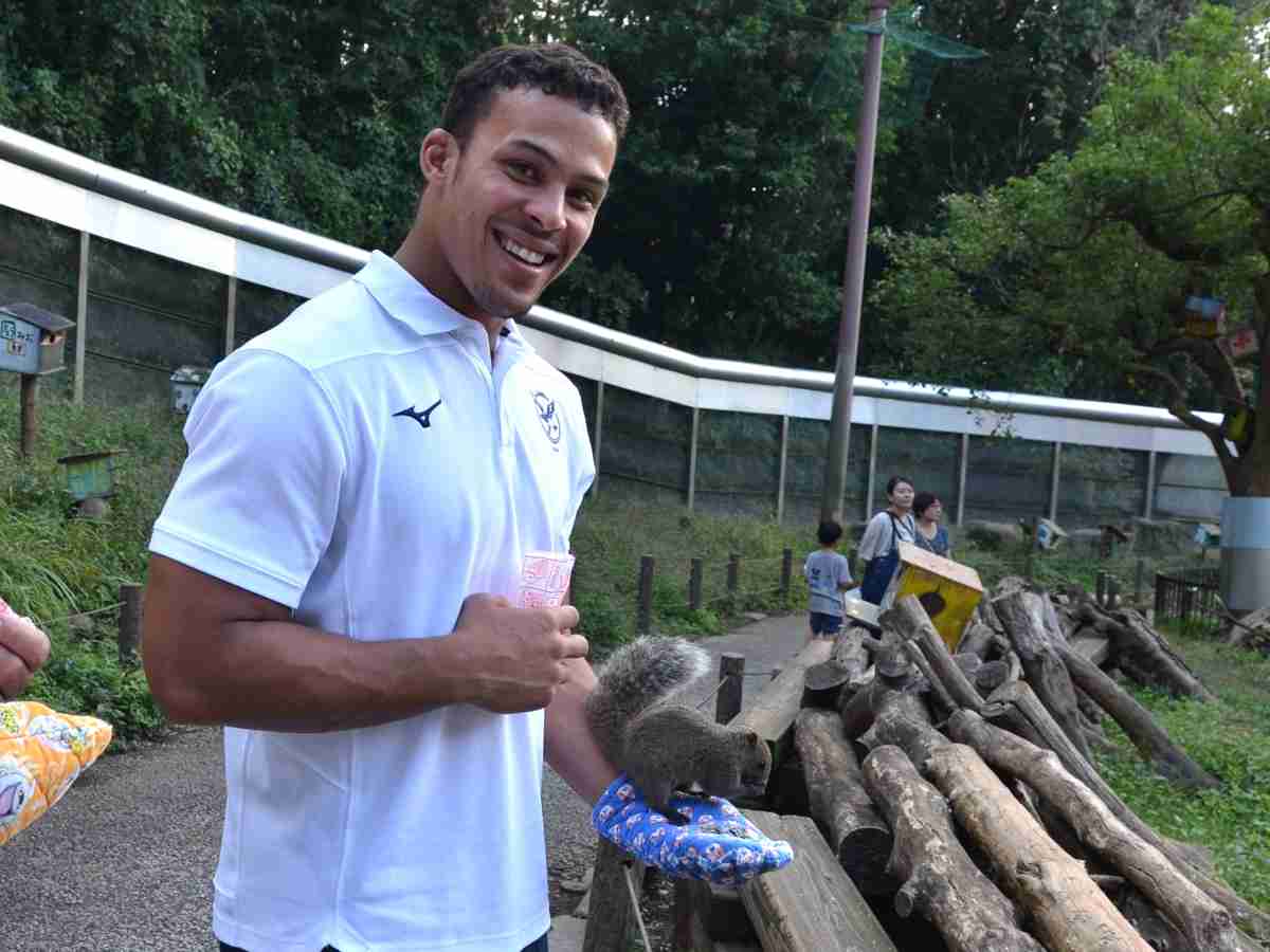 リスを軽々と持ち上げるナミビアの選手 - 相模原町田経済新聞