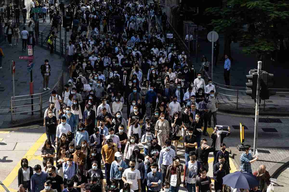 香港警察が実弾発砲、10代の若者２人撃たれる－報道 - Bloomberg