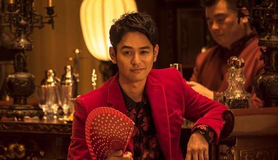 妻マイコは第一子出産間近　妻夫木聡が派手パンツで向かうロケ現場