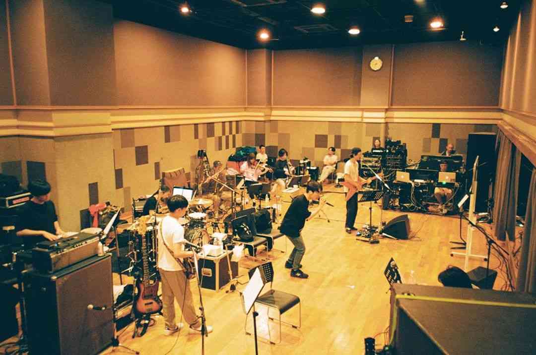 Gén Hoshino  星野源 on Instagram: “上海に着きました。 いよいよ明日から、POP VIRUS World Tour が始まります。  I arrived at Shanghai.  POP VIRUS World Tour will finally begin.  我到达上海了。 终于POP VIRUS…”