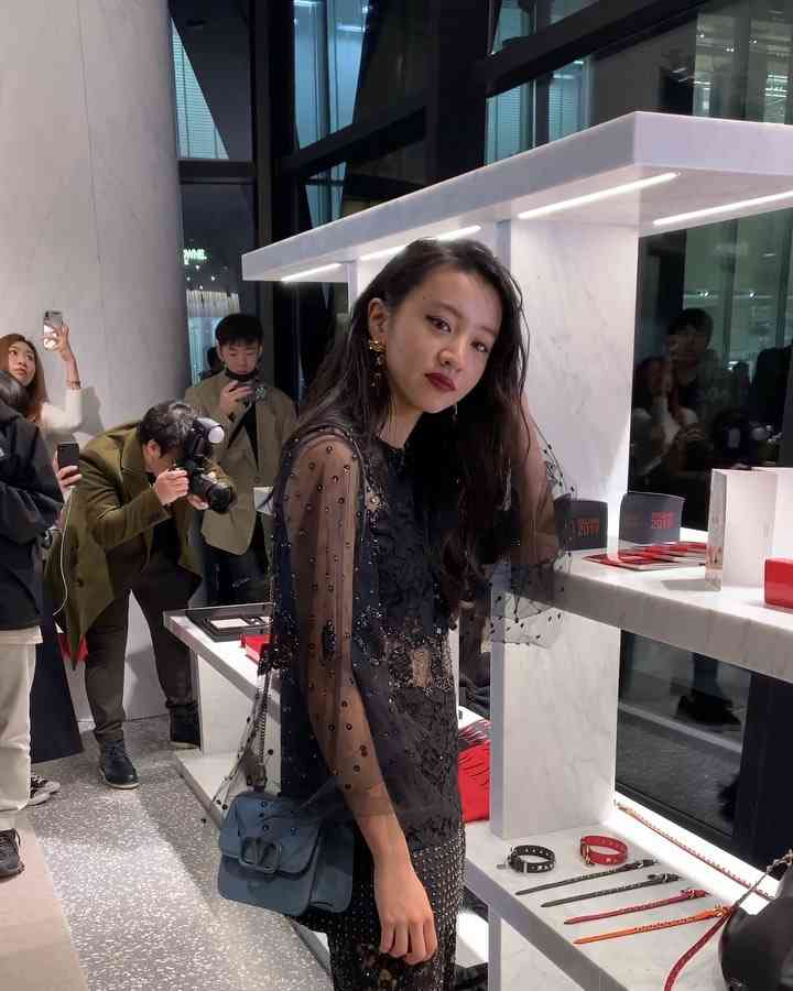 Marie Claire 美麗佳人 Official on Instagram: “#mcFashion @koki  #Koki 今天讓編秒圈粉了???來參加 @maisonvalentino 的光希，穿著蕾絲長版上衣配長褲，本人比照片上更美！滑到第7張的影片，大概在2秒處還可以看到光希媽媽 #工藤靜香 @kudo_shizuka…”