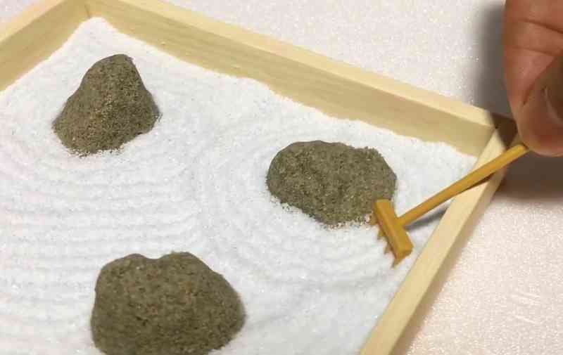 お菓子で作る枯山水が登場　砂ラムネに心のままに砂紋を描ける「DIY CANDY KIT」