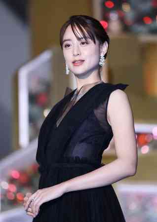 山本美月、胸元と太ももが透けた黒のドレス　その美しさにファン悶絶