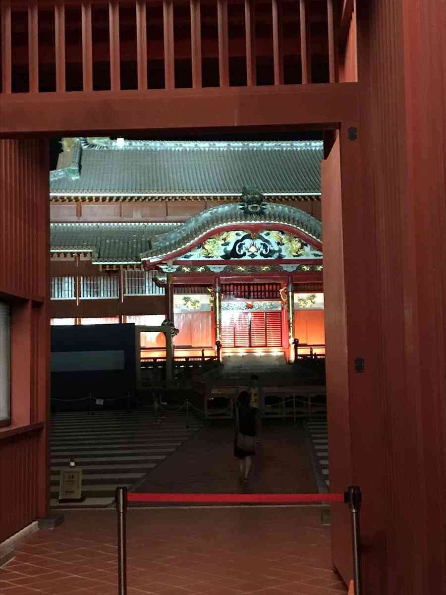 首里城火災　コード溶けた痕30カ所　正殿北東の電気設備　火災直前に白い発光体の映像も