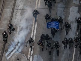 香港の抗議活動中に駐車場から転落した学生が死亡－ＳＣＭＰ紙（Bloomberg） - Yahoo!ニュース