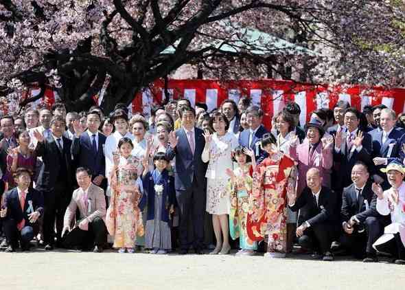 安倍首相、政府公式行事の「桜を見る会」私物化の波紋 : 政治•社会 : hankyoreh japan