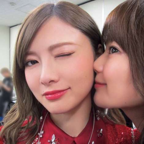 白石麻衣と生田絵梨花が熱烈キス! 「日本一かわいい楽屋」撮影した『乃木撮2』表紙解禁