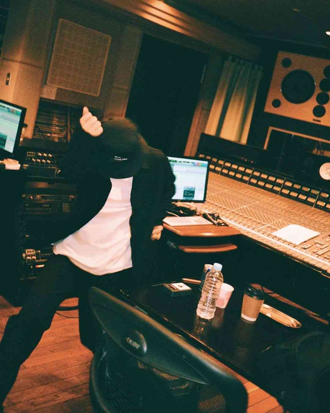 Gén Hoshino  星野源 on Instagram: ““Ain’t Nobody Know” レコーディング終わりにめっちゃいいの出来上がって喜びの舞#AintnobodyKnow #星野源 #TomMisch #GenHoshino”