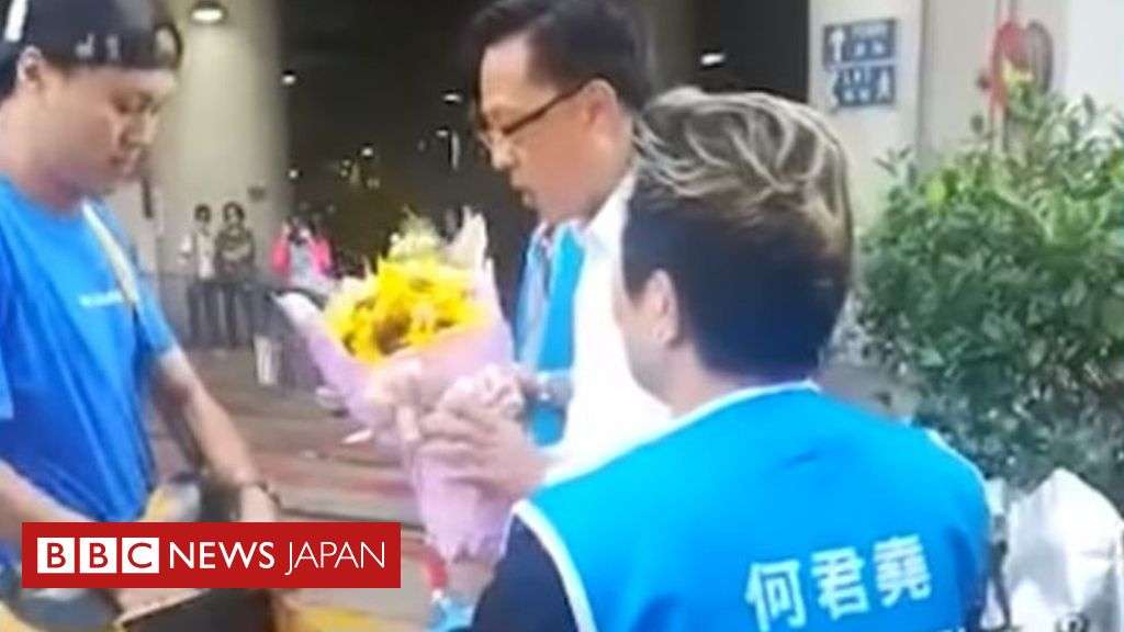 香港の親中派議員、「にせの支持者」に刺される　花束を手に - BBCニュース