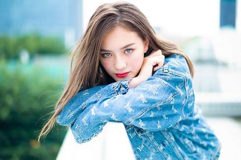 ネットを騒がす“奇跡の13歳”、ポッキー写真が「そのままCMになりそう」と話題