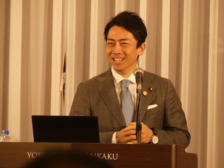小泉進次郎氏「水道水飲む」プラスチックごみ削減に持論