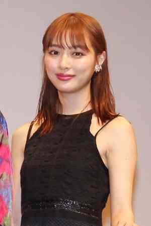 内田理央、“寝起き5分”の決め顔に称賛殺到!!「起きてすぐでも可愛い」「5分でこの顔面クオリティー…？」