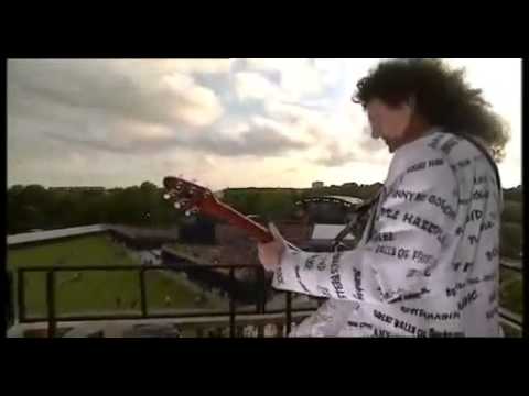 Brian May   'God Save The Queen' on the roof of Buckingham Palace Golden Jubilee 2002) - YouTube