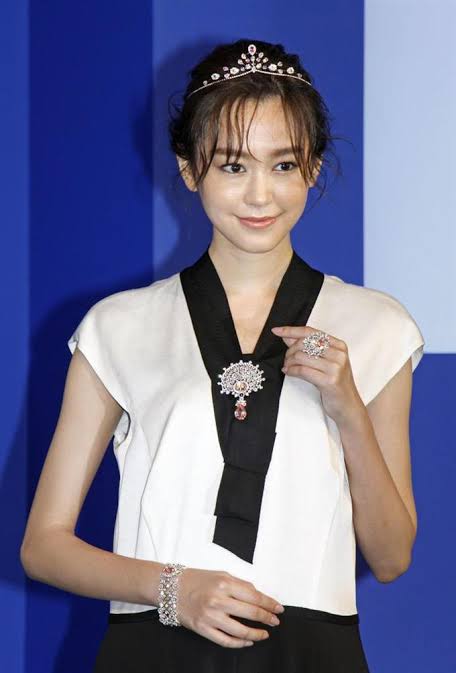 桐谷美玲、ポニテ＆へそ出し 