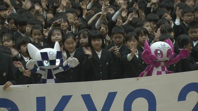 東京五輪・パラのマスコットロボ 都内の学校訪問 | NHKニュース