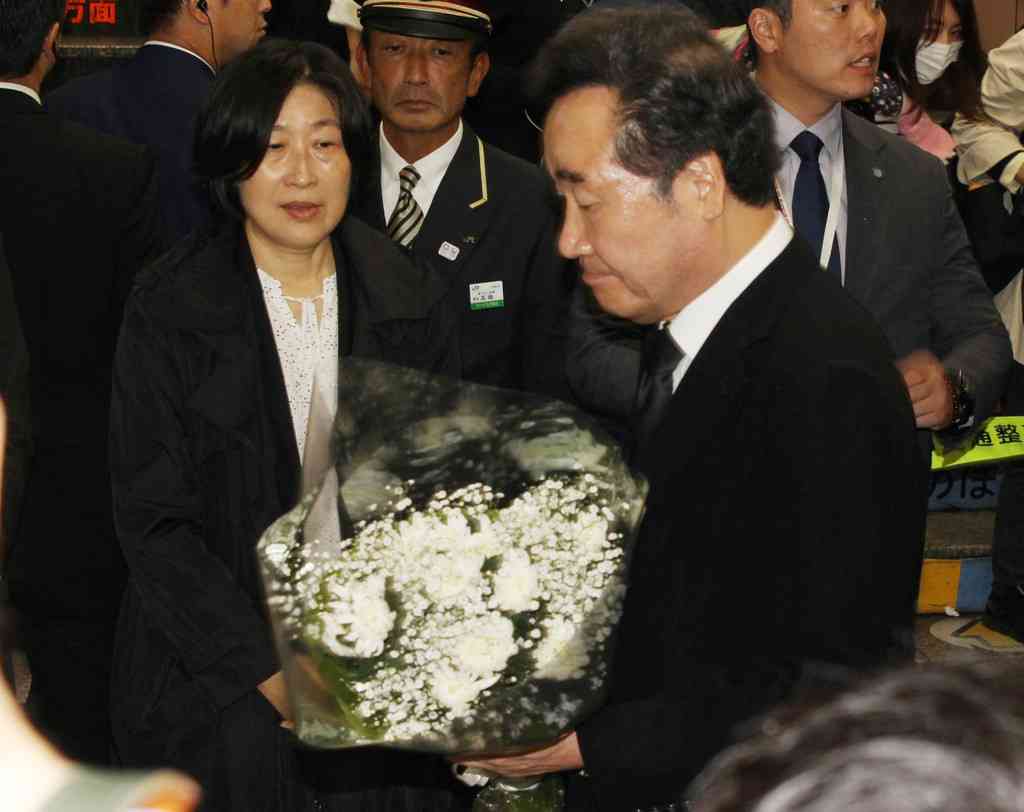 韓国首相、新大久保駅で献花＝人助けで事故死の留学生しのび（時事通信） - Yahoo!ニュース