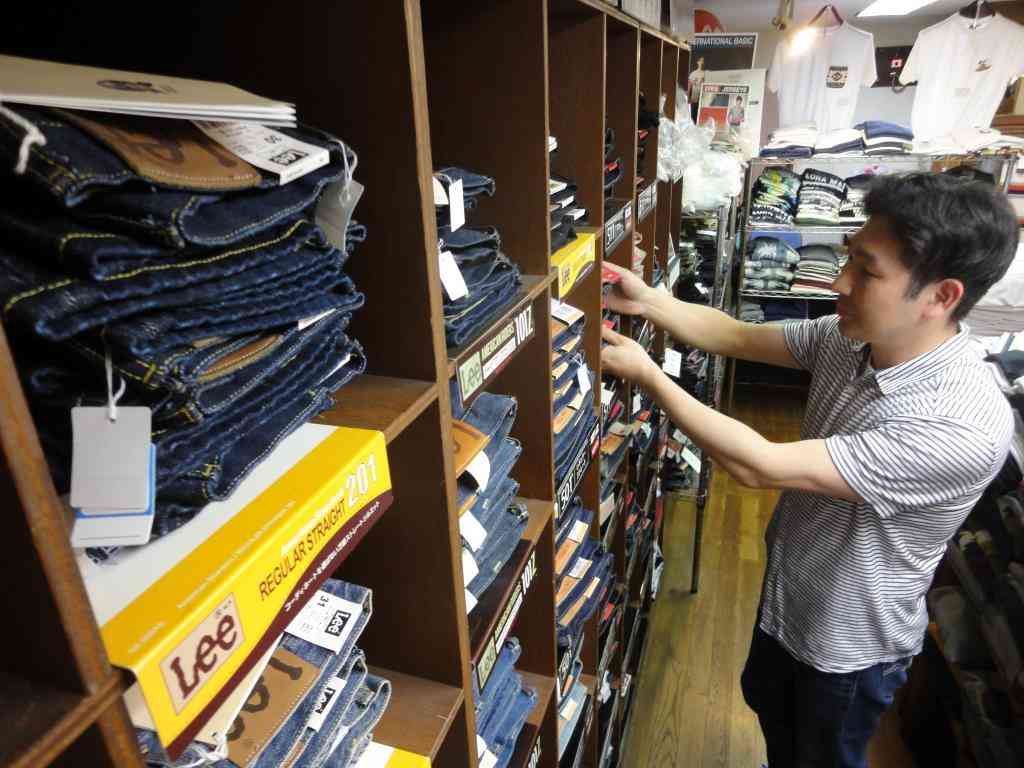 若者のジーンズ離れの理由は？　売り上げが20年前の半分まで低迷する店も