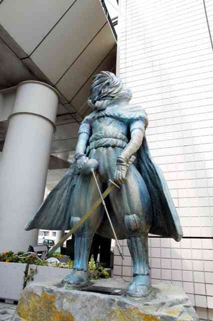 松本零士さんデザインの像、ついに倒れる　破壊行為続き