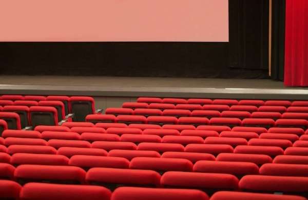 映画上映中にスマホいじりする若者、「2時間は耐えられない」