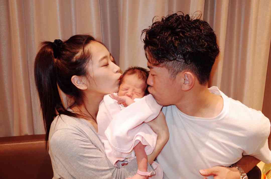 近藤千尋、次女の名前を公開 幸せオーラたっぷりな3ショットも