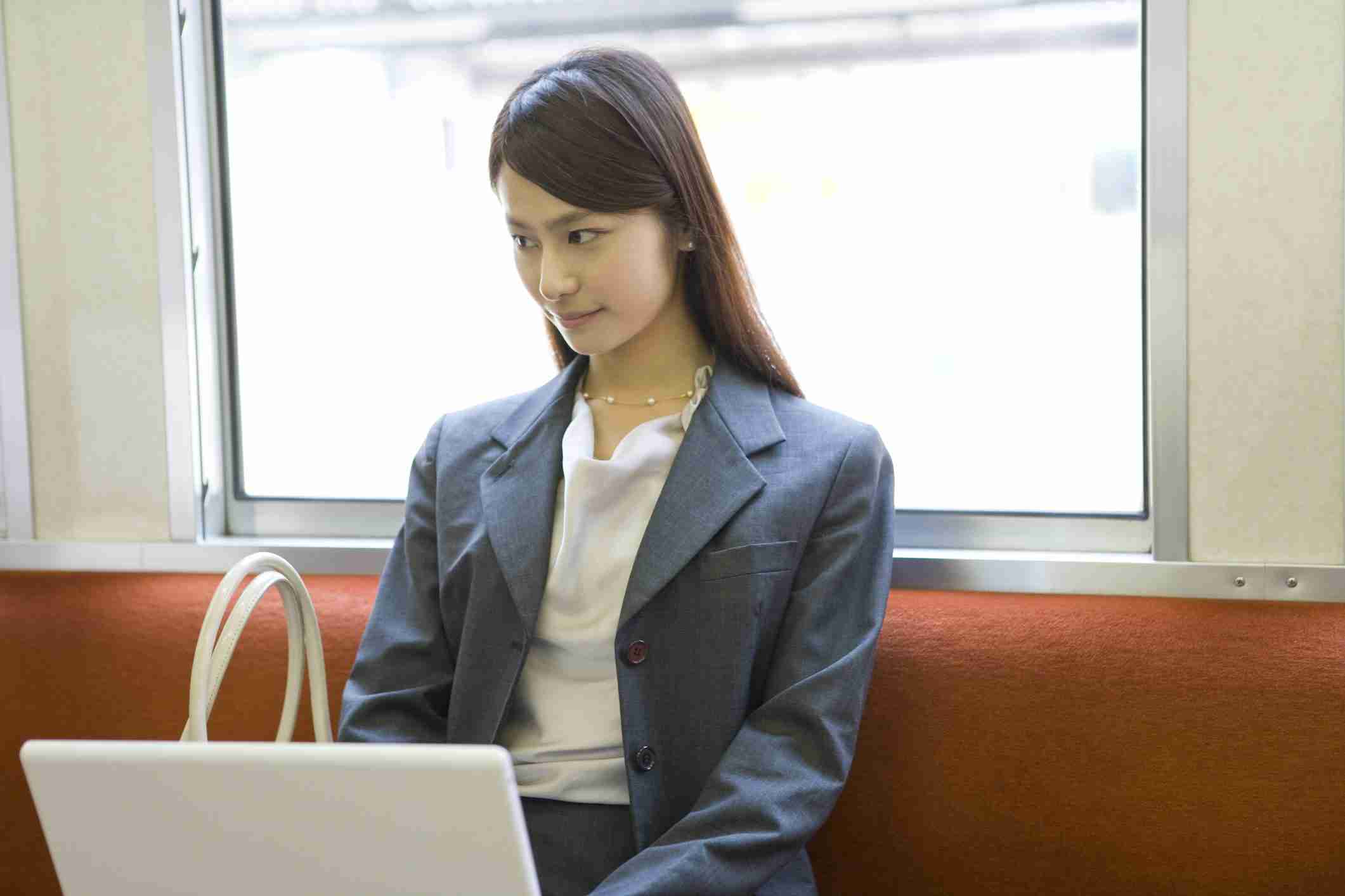 「電車内のPC利用を禁止にしてほしい」　マナー以上に気をつけたいポイントとは – ニュースサイトしらべぇ