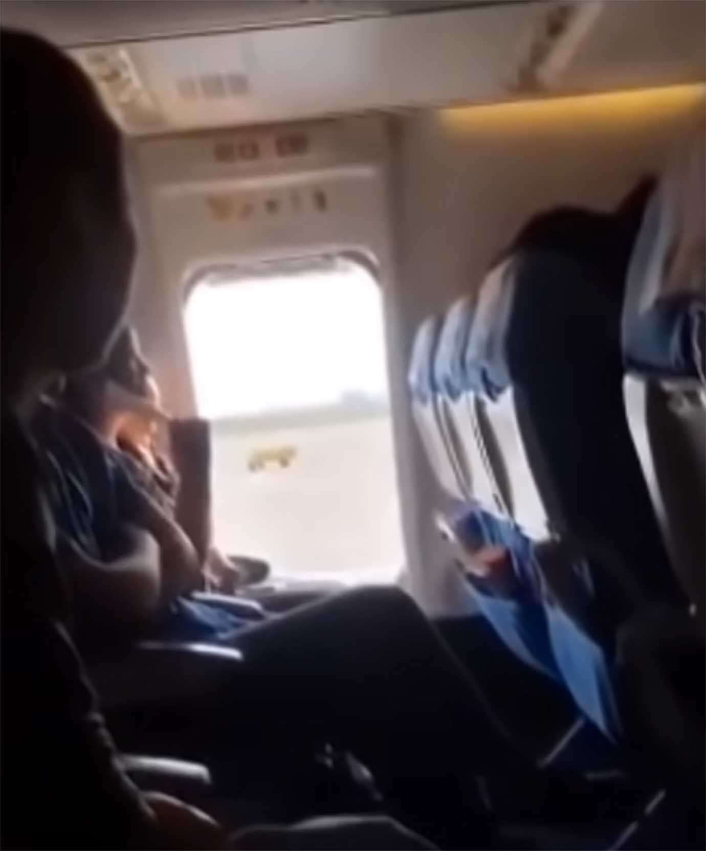 【緊急事態】乗客が飛行機の非常ドアを開いてしまう事件発生 / 乗客は警察に逮捕「その理由がヤバイ」