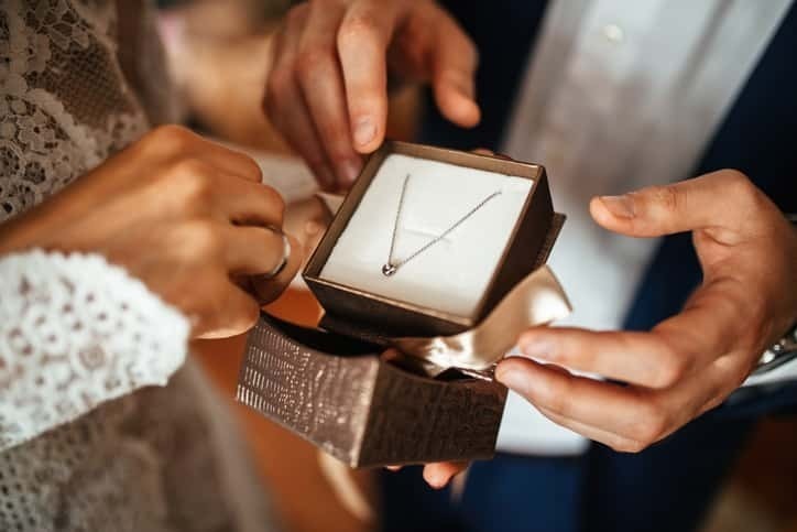 現代のプロポーズは婚約ネックレス。実用的で美しいジュエリーを紹介 | memoco