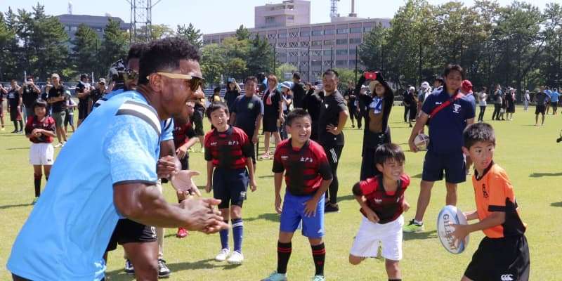 ラグビー、フィジー代表が交流会　W杯合宿地の秋田、小学生と ｜ 共同通信