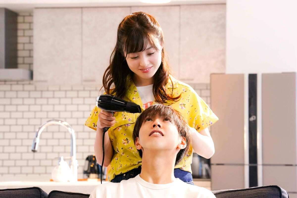 橋本環奈、茶髪&巻き髪の女子高生ルックがかわいすぎる!
