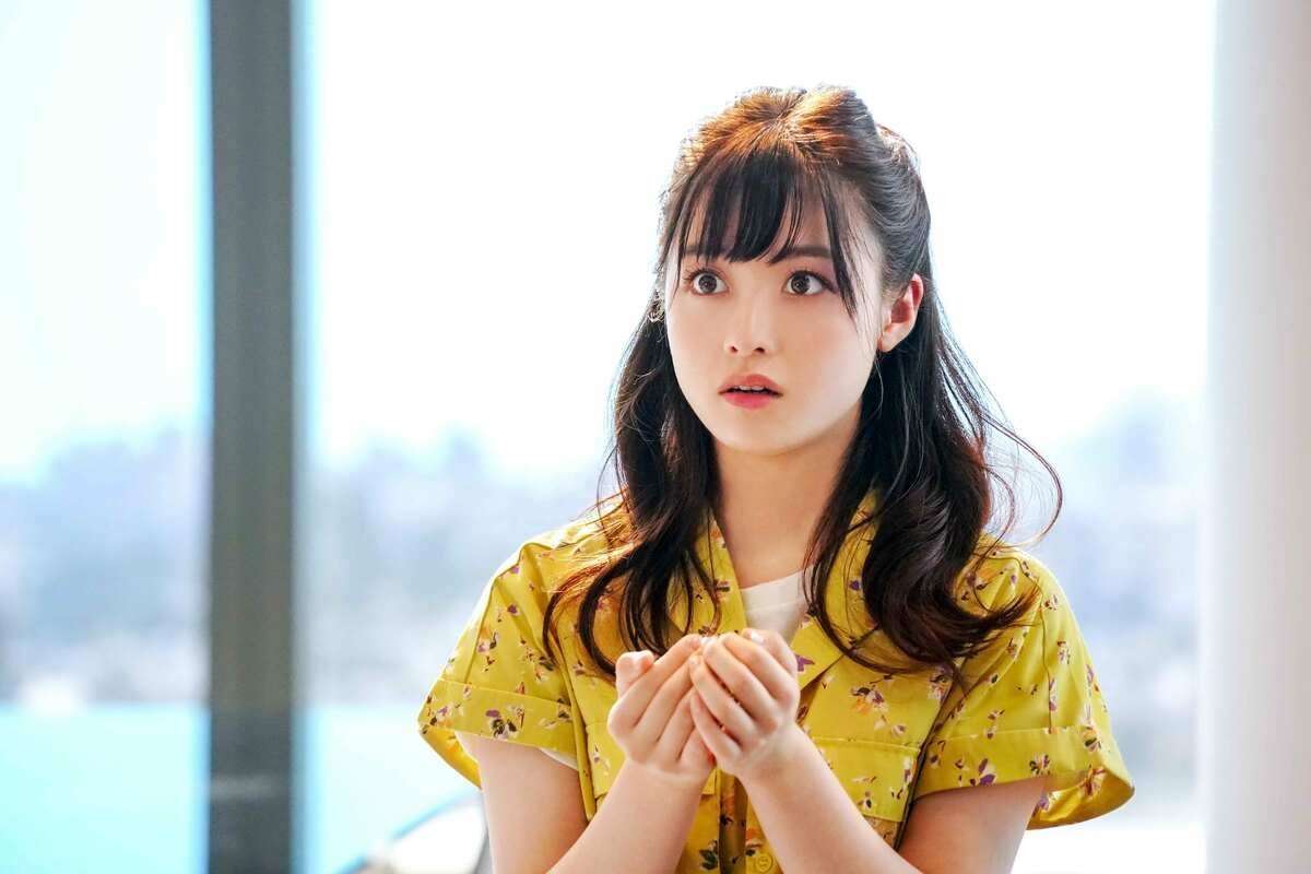 橋本環奈、茶髪&巻き髪の女子高生ルックがかわいすぎる!