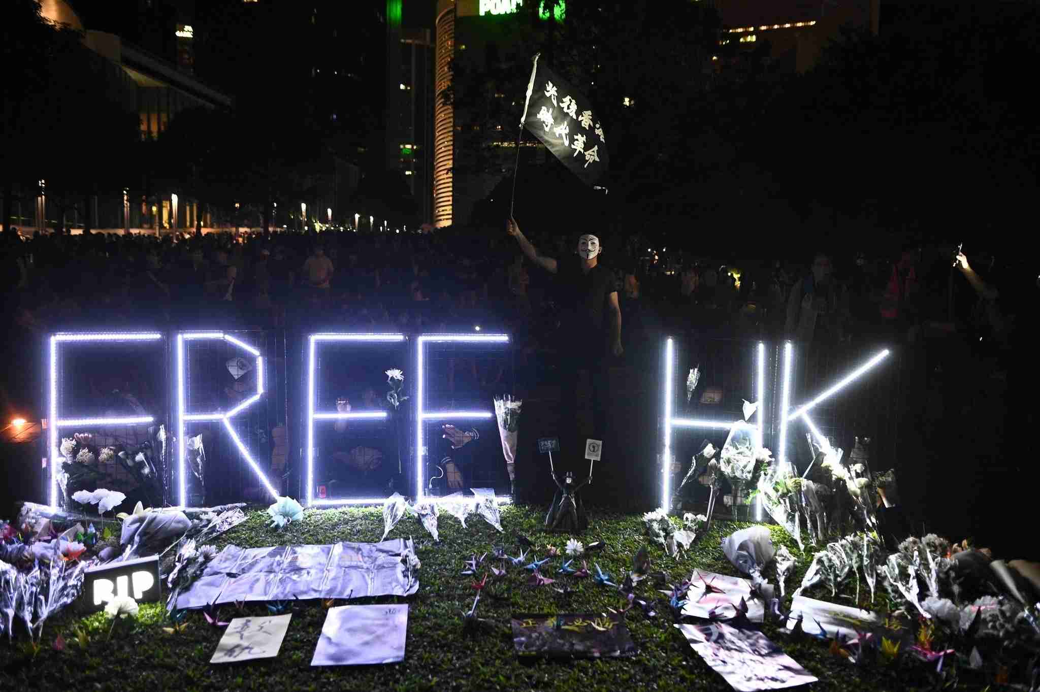 香港で衝突、警官がデモ参加者の胸を撃つ フェイスブックで生配信中に（ＡＦＰ＝時事） - Yahoo!ニュース