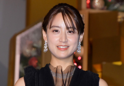 ＜山本美月＞シースルーの黒ドレスで魅了　ジュエリー輝く大人の装い　ニーハイで脚ちら見せも（毎日キレイ） - Yahoo!ニュース
