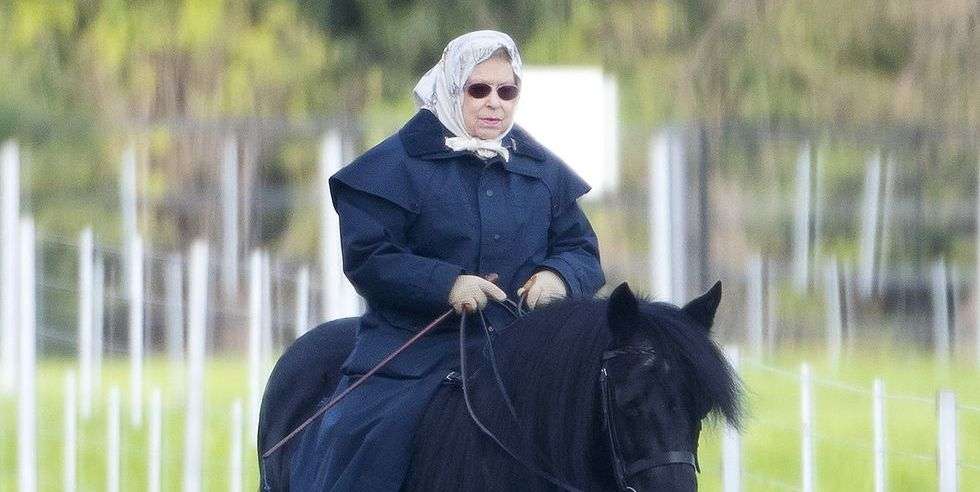 エリザベス女王、御年93歳で乗馬をたしなむ！