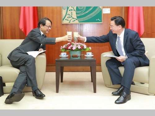 	呉外相、日本の新駐台代表を歓迎  タピオカミルクティーで乾杯／台湾 | 政治 | 中央社フォーカス台湾 MOBILE
