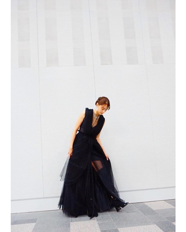 山本美月、胸元と太ももが透けた黒のドレス　その美しさにファン悶絶