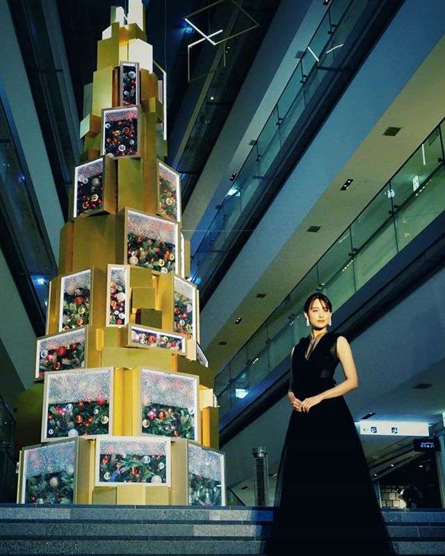 山本美月、胸元と太ももが透けた黒のドレス　その美しさにファン悶絶