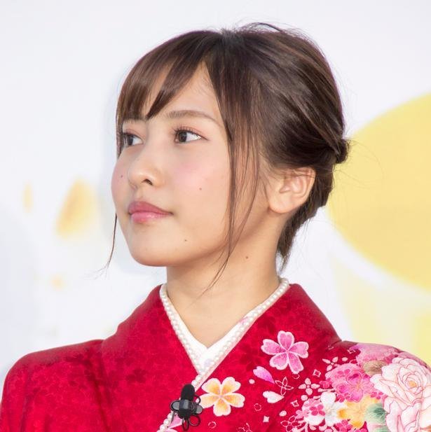 佐野ひなこ＆古市憲寿、“親密ハニカミSHOT”に反響「こんな古市さん初めて見た！」 （1/3） | 芸能ニュースならザテレビジョン