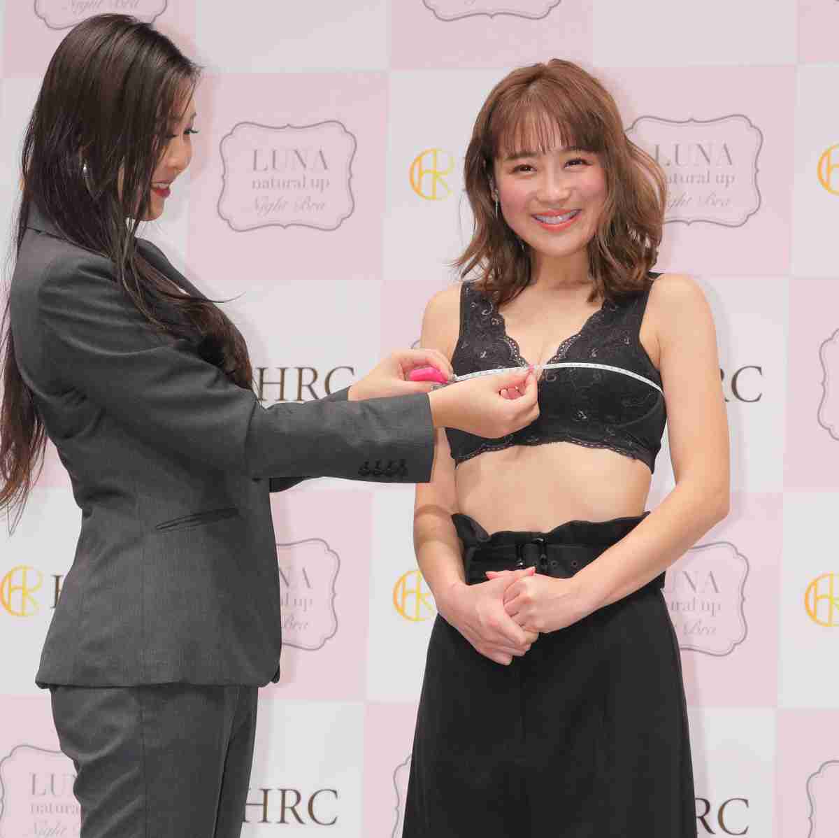鈴木奈々、２ランクアップで「人生初」谷間を公開