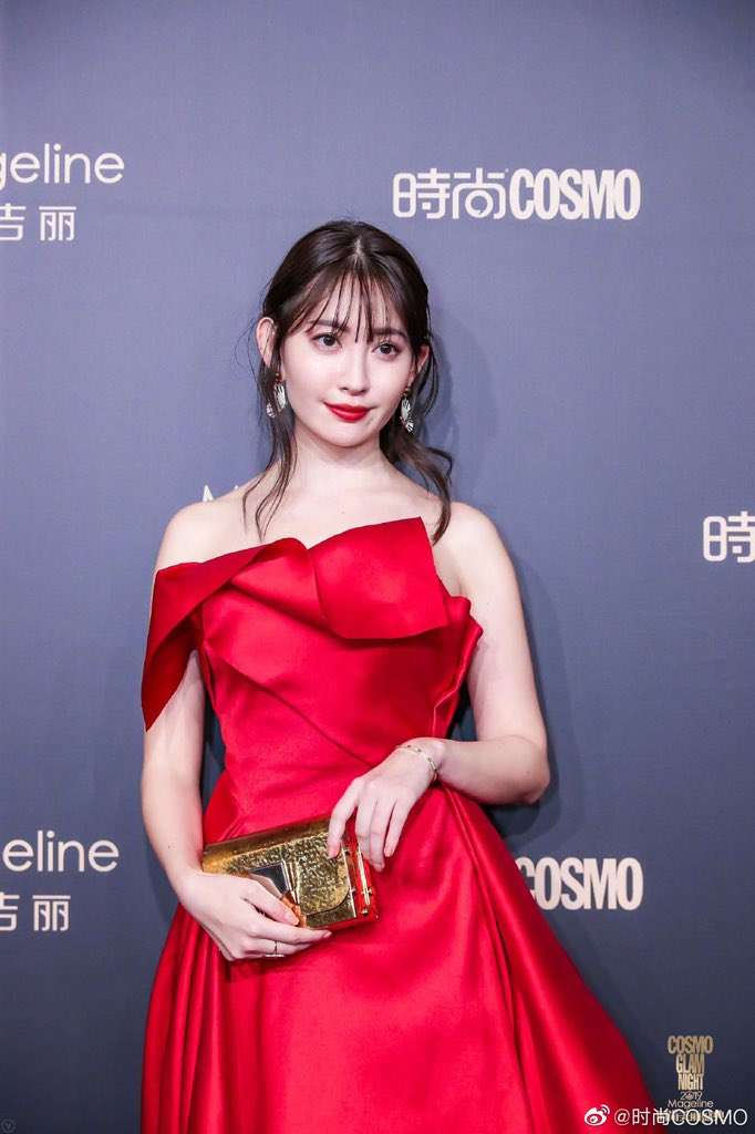 小嶋陽菜、中国で受賞！真っ赤なドレス姿で圧巻の着こなしも