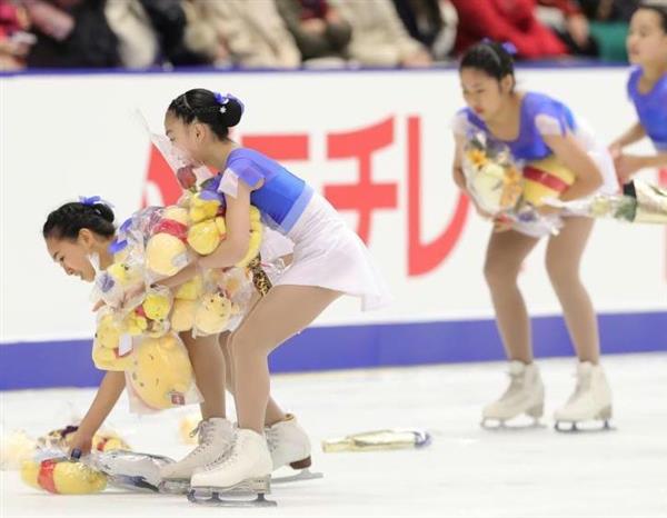 【スポーツ随想】フィギュア滑走後「投げ入れ」全面禁止を招いた…過剰な“くまのプーさん” （1/2ページ） - zakzak：夕刊フジ公式サイト