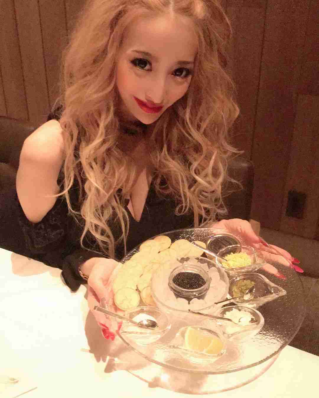 加藤紗里、クリスマスディナーで「キャビア爆食い」報告…「本日11缶目」