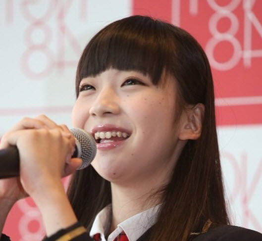 黒髪の前髪ぱっつん女性を貼るトピ