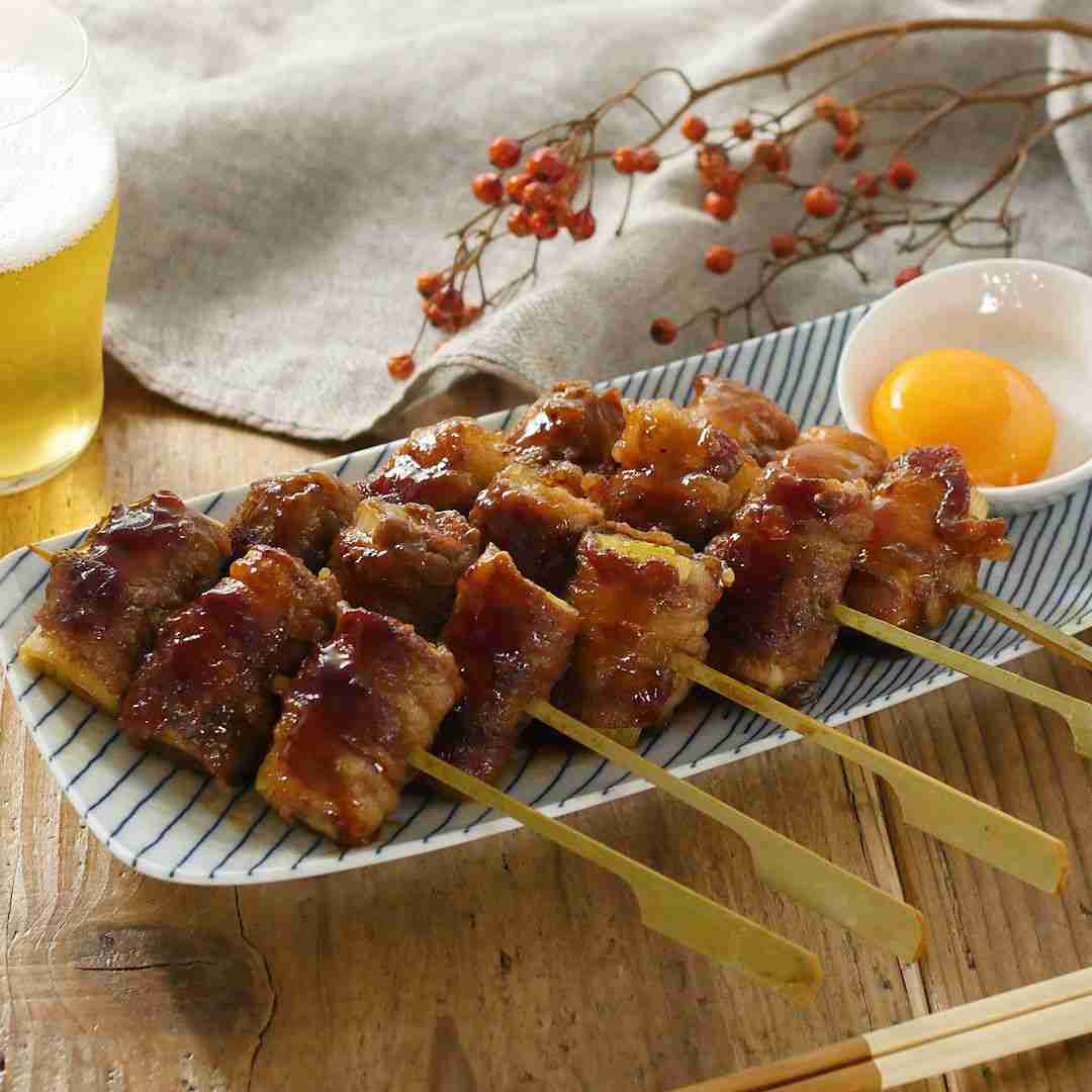 卵黄にたっぷり絡めて。長ねぎのすき焼き巻き - macaroni